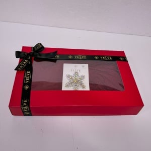 Pachet Secret Santa pentru femei, cu Esarfa de casmir si Brosa Fulg de Zapada, in cutie cadou, Rosu, 25x15cm