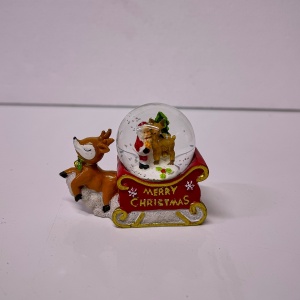 Pachet Secret Santa cu ornament tip brad, decoratiune glob de zapada, cana din ceramica cu Mos Craciun, ciocolata AfterEight, cafea Davidoff 250g si flori parfumate uscate, in cutie cadou, Rosu