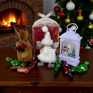 Pachet Secret Santa, cu decoratiune luminoasa tip felinar cu Om de Zapada, ingeras decorativ si bomboane de brad, in cutie transparenta, Alb - Img 2