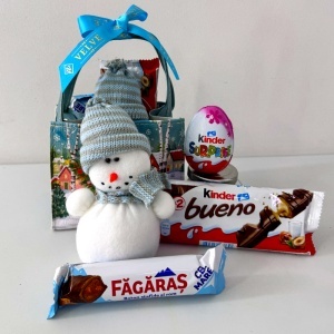Pachet Secret Santa cu Om de Zapada, Kinder Bueno, Baton Fagaras si Kinder Surprise, in cosulet tematic de Craciun - Img 3