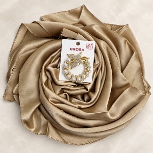 Pachet Silky pentru femei cu esarfa eleganta si brosa, 170 x 90 cm, Bej auriu - Img 2