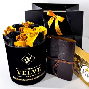 Pachet Special Stravagante, cu aranjament 9 trandafiri sapun aurii si negri VLV, jurnal Vintage si praline Ferrero  