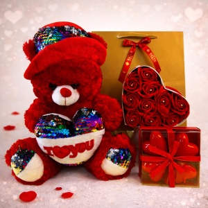 Pachet special Valentine – ursuleț de pluș, 4 lumânări inimă și aranjament cu trandafiri de săpun