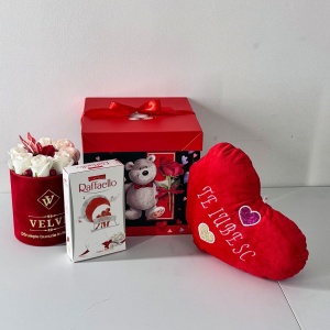 Pachet Special Valentine, cu perna tip inima brodata "Te iubesc", praline Raffaello 80gr, aranjament floral 9 trandafiri din sapun, Rosu