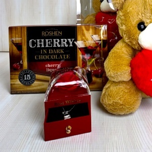 Pachet special Valentine, ursulet de plus 25 cm, trandafir de sapun roșu cu lantisor și pandantiv surpriza și praline - Img 2