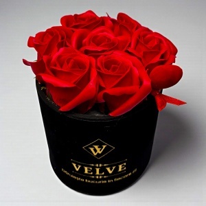 Pachet Special Valentine, ursulet Tommy 20 cm si aranjament cu 7 trandafiri de sapun, in cutie eleganta - Img 5