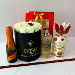 Pachet cadou Sweet Moment, sapun 400ml Vivian Gray, praline Heidi 120gr, prosecco Mionetto 200ml, aranjament floral sapun, in punga cadou