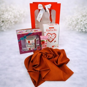 Set „Cea mai buna bunica din lume”, esarfa eleganta, cana personalizata, praline Raffaello si crema de maini Eveline