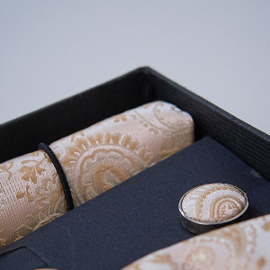 Set 3 piese Mistery, pentru barbati, papion, butoni si batista din stofa, crem cu imprimeu crem , MS107