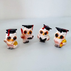 Set 4 Figurine Decorative in forma de bufnite cu toca de absolvire,