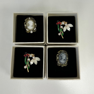 Set 4 martisoare tip brosa Camee Flower, ambalate in cutii individuale, Multicolor