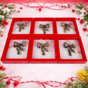 Set 6 martisoare elegante tip brosa, cu cristale, ambalate individual