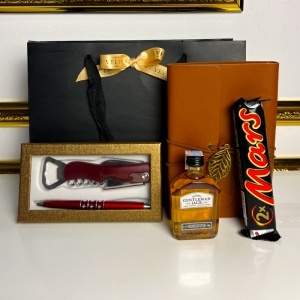 Set barbati Gentleman Choice, cu Jack Daniel's 50 ml, agenda vintage, pix și desfacator vin, baton Mars