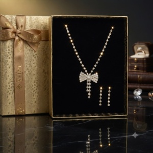 Set bijuterii Amelie, colier cu pandantiv funda si cercei cu cristale, Auriu