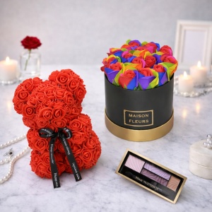 Set Cadou, Aranjament floral cutie rotunda neagra cu trandafiri multicolor de sapun, Ursulet floral Rosu 25cm si Paleta fard