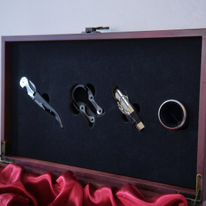 Set cadou, Cutie din lemn cu 4 accesorii si doua compartimente pentru vin - Img 4