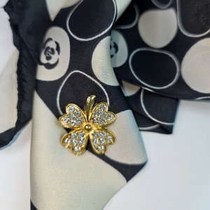 Set cadou For You, esarfa eleganta cu brosa aurie, ambalata in cutie premium, negru-bej - Img 2