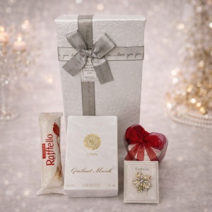 Set cadou Glamour pentru femei, Parfum Opulent Musk 100ml, Praline Raffaello 40gr, trei trandafiri din sapun si o brosa in forma de trifoi, in cutie cadou alba 21x14x8 cm - Img 2