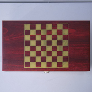 Set cadou King, cutie din lemn cu piese pentru sah si 2 compactimente pentru sticla de vin, 36 x 21 cm