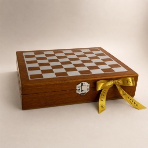 Set cadou pentru barbati Fierce Tiger, cutie cu tabla si piese de sah, plosca, 2 pahare, palnie si tirbuson - Img 3