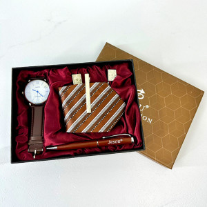 Set cadou pentru barbati JESOU COLLECTION, cutie cu ceas, cravata, pix si set butoni cu ac pentru cravata 20x15 cm, Maro - Img 5