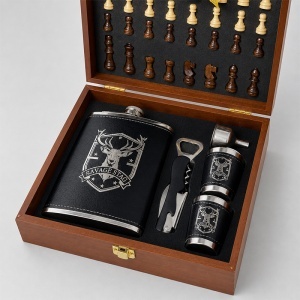 Set cadou pentru barbati Savage Stag, cutie cu tabla si piese de sah, plosca 300 ml, 2 pahare de 50 ml, palnie si tirbuson - Img 2
