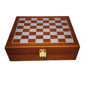 Set cadou pentru barbati VLV, cutie si piese pentru sah, tirbuson, sticla pentru bautura si pahare imbracate in piele ecologica, negru, 26x22x8cm
