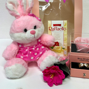 Set cadou Special Valentine, cu ursulet de plus 25cm, ciocolata Raffaello 90gr, cutie cu sertar, brosa, trandafir sapun roz, in punga cadou
