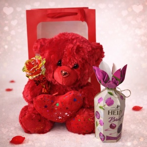 Set cadou Special Valentine, cu ursulet de plus, trandafir artizanal si praline de ciocolata Heidi, Rosu