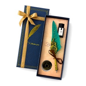 Set caligrafie Royal Feather, stilou cu pana verde-smarald, calimara si suport de birou, Albastru