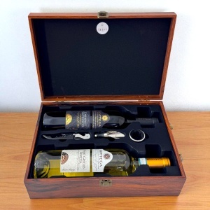 Set caseta eleganta din lemn pentru doua sticle, cu maner, set 3 accesorii pentru vin si doua sticle de vin Bottega 750 ml, Maro - Img 2