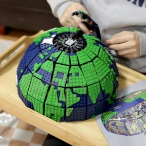 Set constructie Glob Pamantesc 3D rotativ 2494 piese, model Earth educativ si decorativ 14+ ani - Img 3