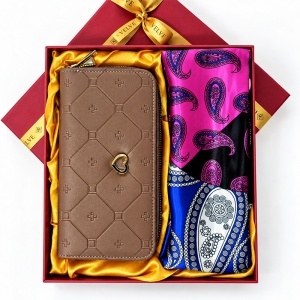 Set dama Color Edition, cu portofel maro din piele ecologica si esarfa satinata, in cutie eleganta