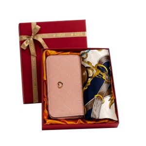 Set dama Romance Edition, cu portofel din piele eco roz si esarfa satinata, in cutie eleganta