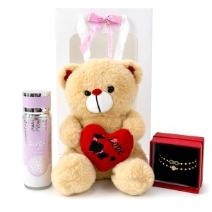 Set dama Teddy Box cu ursulet crem cu inima de plus, spray de corp arabesc VV LOVE si set de bratari in cutie rosie