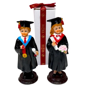 Set doua Figurine din rasina, absolventi cu medalie si buchet, 17 cm - Img 5
