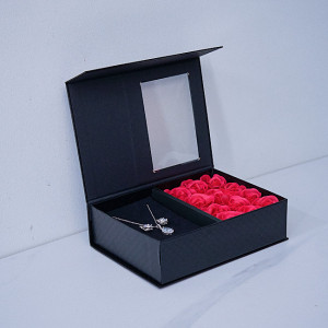 Set elegant Snowflakes, din inox, in cutie de bijuterii cu mesaj si trandafiri din spuma, Negru/Rosu - 13x18x5 cm 3