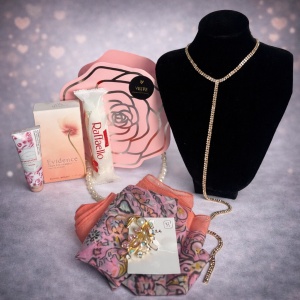 Set elegant Delicate Pink pentru femei, cu parfum arabesc Evidence, crema de maini, colier cu pietre, brosa, praline Raffaello, eșarfă si gentuta cu toarte perle