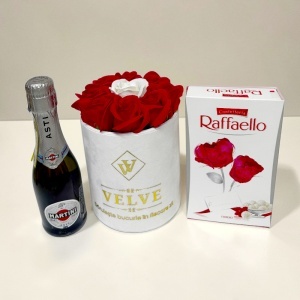 Set elegant pentru femei cu trandafiri din sapun, Raffaello si Martini Asti 200 ml - Img 3