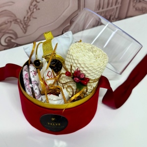 Set elegant Strong Vibe, pentru femei, oglinda, set cu ceas si bratara, praline Raffaello si lumanare decorativa, in cutie eleganta rotunda , Rosu 1