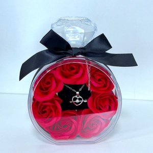 Set floral My Only Rose, ambalat cu decor sticla parfum, cu trandafiri de sapun si Lantic inox cu pandativ inima, in cutie premium cu mesaj 