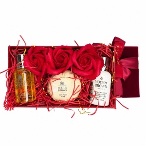 Set ingrijire corp Molton Brown pentru femei, cu gel de dus, lotiune de corp, sapun si 3 trandafiri de sapun rosii - Img 4