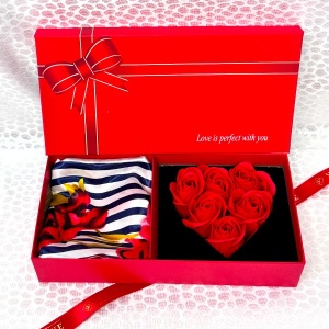 Set cadou Love Rose, cutie cu 6 trandafiri rosii din sapun si esarfa, Alb