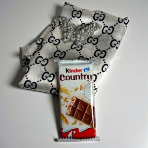 Set Martisor femei, esarfa satinata, brosa fluture, Kinder Country, gri - Img 2