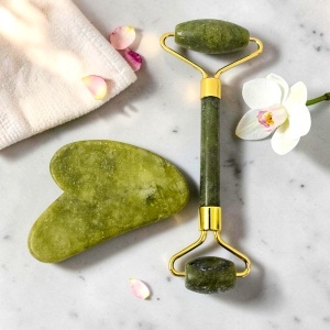 Set masaj facial din jad verde, roller si Gua Sha, cadou relaxare si ingrijire ten - Img 2
