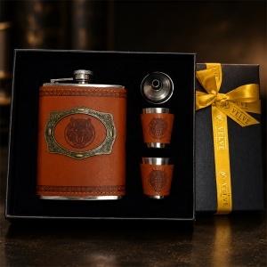 Set pentru barbati Lup cu plosca, 2 pahare si palnie, in cutie eleganta - Img 5
