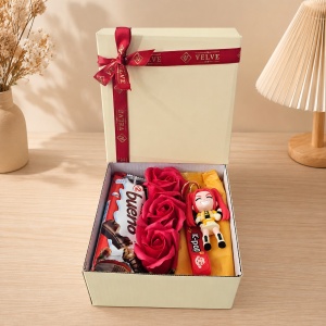 Set pentru copii Joy Box K-Pop Star, breloc figurina anime, 3 trandafiri rosii de sapun si Kinder Bueno - Img 7