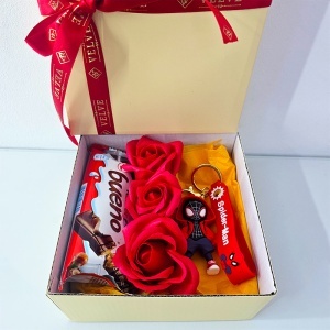 Set pentru copii Joy Box Spider-Man, breloc figurina, 3 trandafiri rosii de sapun si Kinder Bueno - Img 2