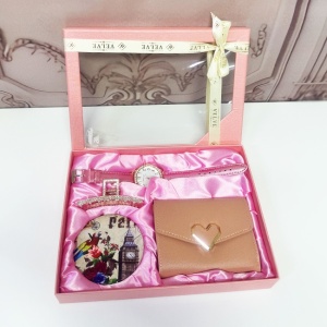 Set pentru femei JESOU COLLECTION, cutie cu patru articole practice, ceas dama, portofel, clama pentru par si oglinda, Roz pudrat