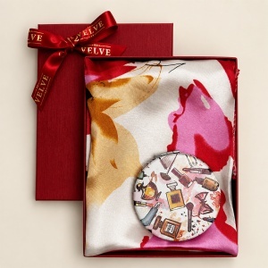 Set pentru femei Satin Glow cu esarfa satinata 50x50 cm si oglinda compacta, in cutie eleganta, rosu-crem - Img 2
